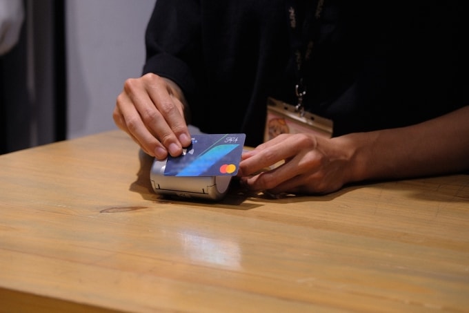 Khách hàng thanh toán nhanh bằng thẻ Mastercard. Ảnh: Mastercard