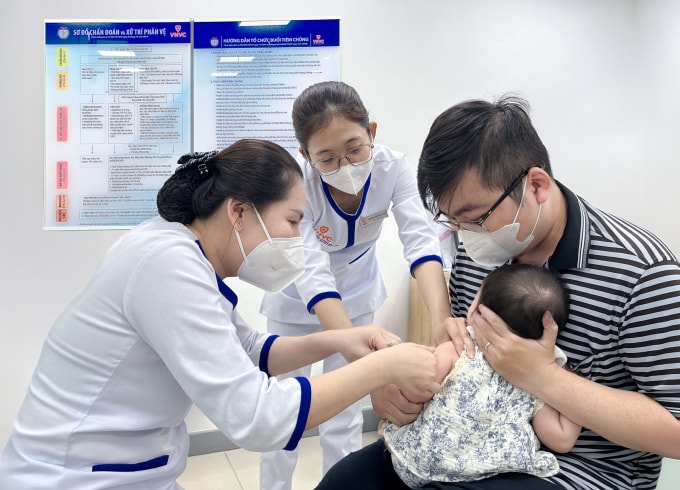 Trẻ nhỏ tiêm ngừa tại Trung tâm tiêm chủng VNVC Ảnh: Mộc Thảo