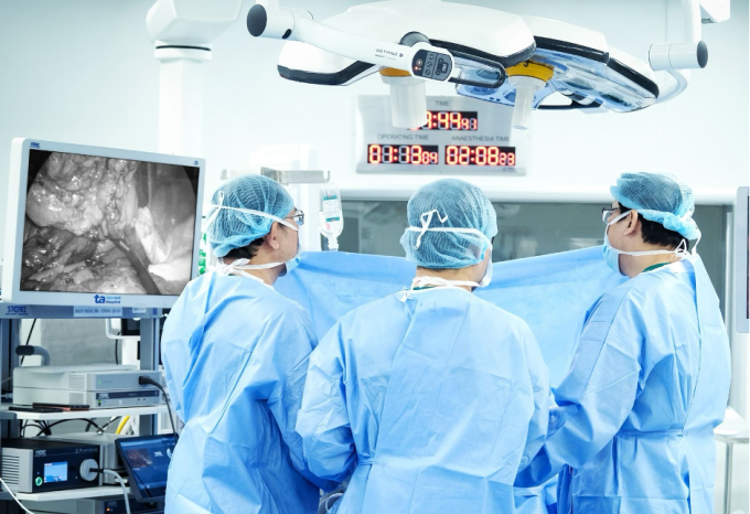 Bác sĩ Minh Hùng (bên phải) cùng êkíp trong một ca phẫu thuật nội soi cắt dạ dày không điển hình. Ảnh: Bệnh viện Đa khoa Tâm Anh