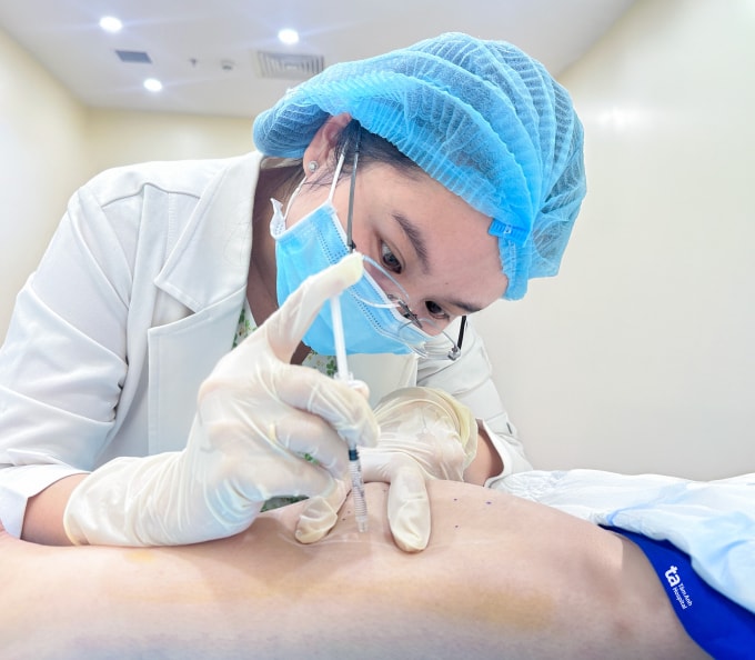 Bác sĩ tiêm botox giúp thon gọn bắp chân cho chị Hồng. Ảnh: Phòng khám Đa khoa Tâm Anh Quận 7