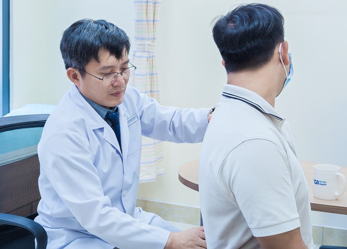 Bác sĩ Quỳnh đánh giá tình trạng chức năng cột sống của người bệnh. Ảnh: Bệnh viện Đa khoa Tâm Anh