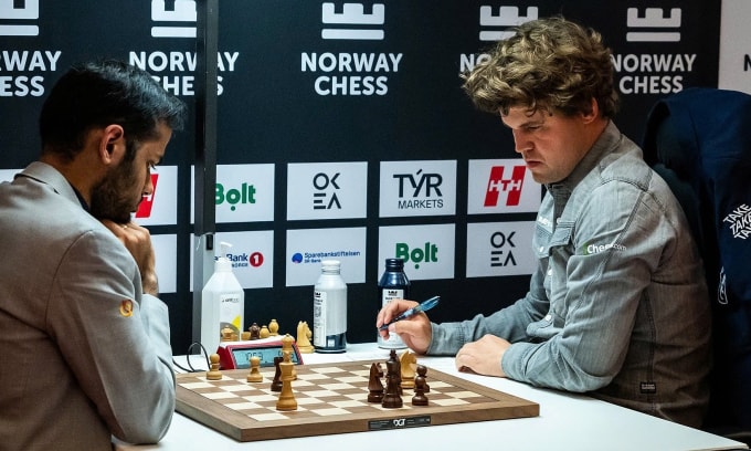 Magnus Carlsen (phải) trong ván đấu với Erigaisi Arjun tại siêu giải Na Uy 2025. Ảnh: Chess