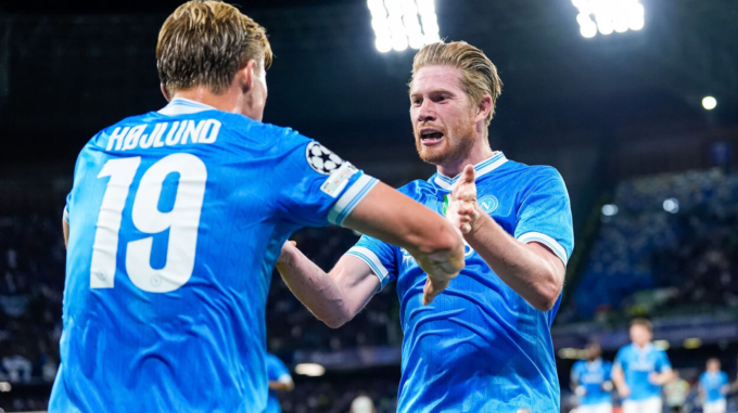 Rasmus Hojlund mừng bàn cùng Kevin de Bruyne trong trận Napoli thắng Sporting 2-1 trên sân Diego Armando Maradona, thành phố Naples, Italy tối 1/10/2025. Ảnh: NurPhoto