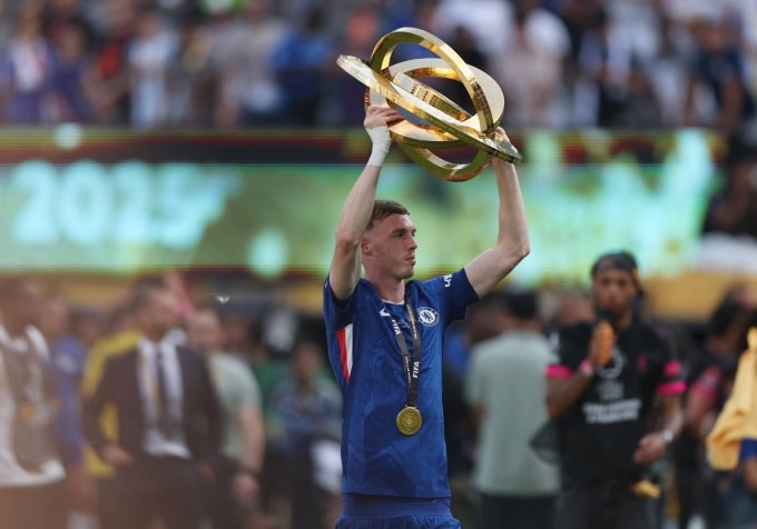 Cole Palmer nâng Club World Cup giành được tại Mỹ hồi tháng 7. Ảnh: Reuters