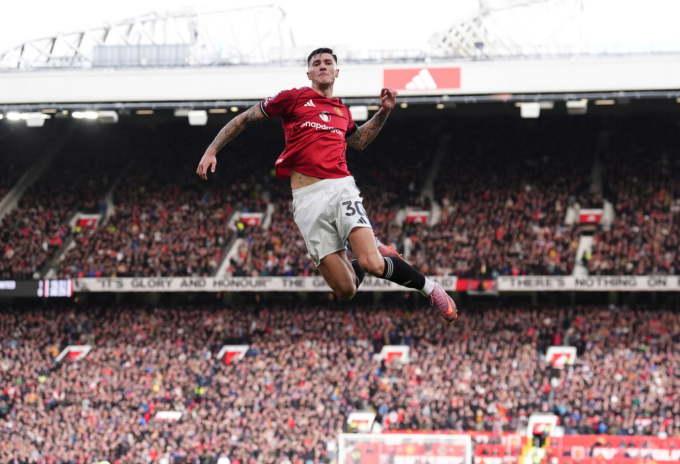 Benjamin Sesko bật cao mừng bàn thắng ấn định tỷ số 2-0 cho Man Utd trước Sunderland trên sân Old Trafford, thành phố Manchester, vòng 7 Ngoại hạng Anh ngày 4/10/2025. Ảnh: PA