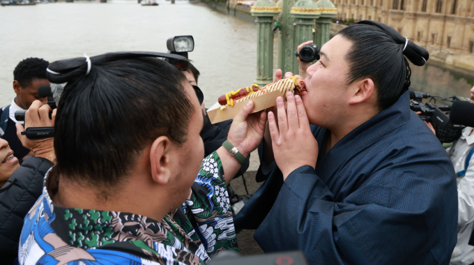 Hai võ sĩ sumo thưởng thức bữa sáng tại London. Ảnh: AP