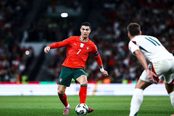 Ronaldo (áo đỏ) chơi trận Bồ Đào Nha 2-2 Hungary ở vòng loại World Cup tối 14/10. Ảnh: Ojogo