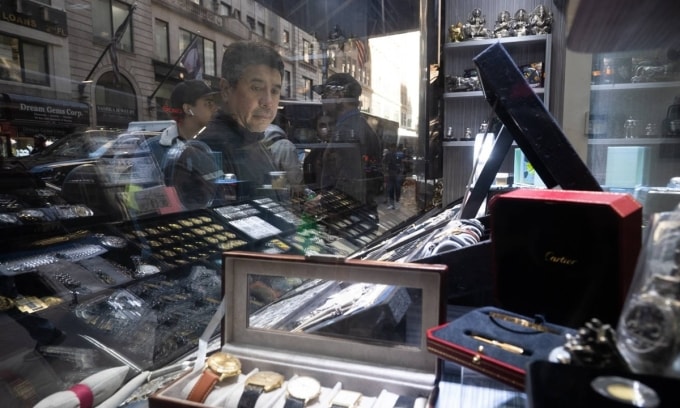 Bên trong cửa hàng Bullion Exchanges ở quận Kim cương, khu Midtown Manhattan, New York. Ảnh: WSJ