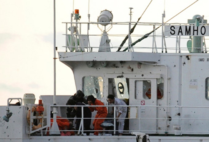Đặc nhiệm Hàn Quốc giải cứu thủy thủ trên tàu Samho Jewelry trên Vịnh Aden ngày 21/1/2011. Ảnh: Reuters