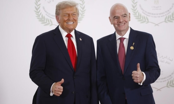 Chủ tịch FIFA Gianni Infantino (phải) và Tổng thống Mỹ Donald Trump chụp ảnh chung tại hội nghị thượng đỉnh về Gaza ở Sharm el-Sheikh, Ai Cập, ngày 13/10. Ảnh: AFP