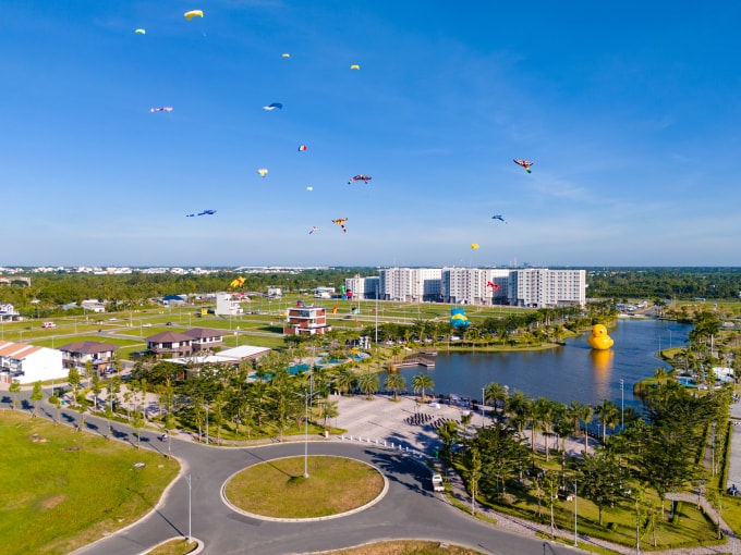 Một góc khu đô thị với hồ cảnh quan trung tâm có diện mạo thay đổi theo từng mùa lễ hội. Ảnh: Nam Long