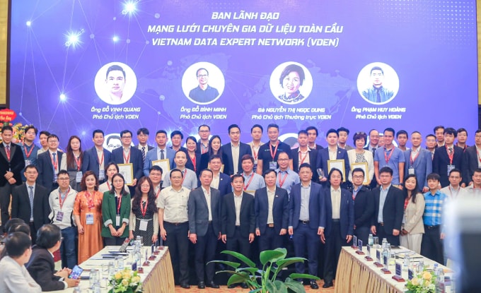 Các chuyên gia dữ liệu trong buổi lễ công bố. Ảnh: Võ Thạnh