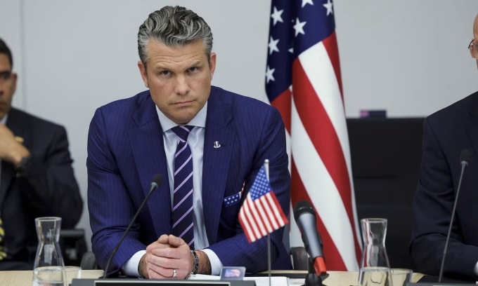 Bộ trưởng Quốc phòng Mỹ Pete Hegseth tại cuộc họp của NATO ở Brussels, Bỉ, ngày 15/10. Ảnh: Reuters