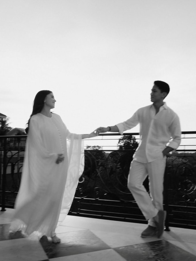 Vợ chồng Hoàng tử Mateen nắm tay nhau trên ban công. Ảnh: Instagram/Tmski