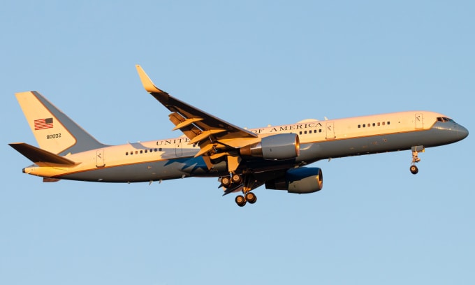 Máy bay C-32A Mỹ chuẩn bị hạ cánh xuống Tây Ban Nha hồi năm 2022. Ảnh:Planespotters