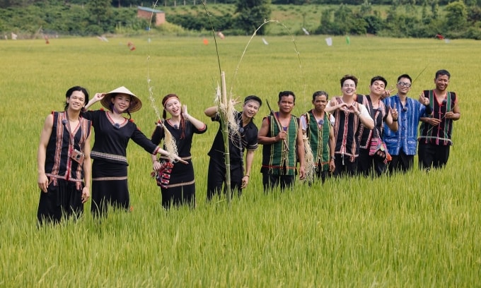 Các nghệ sĩ hòa nhập phong tục, tập quán và nhịp sống thường nhật của người dân địa phương. Ảnh: YeaH1