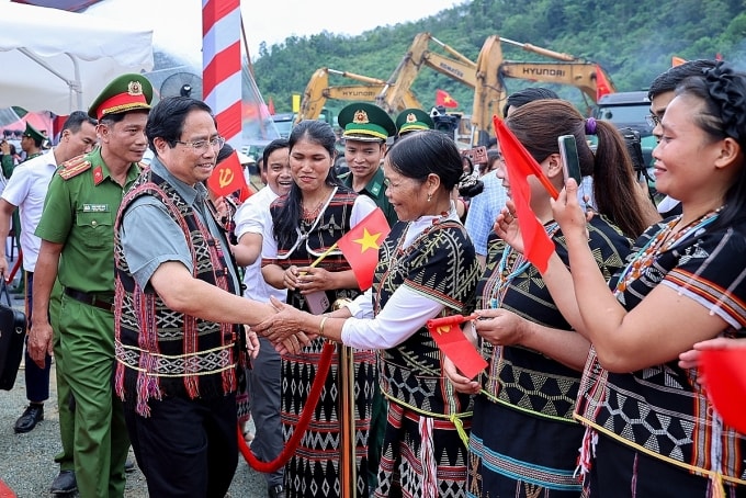 Thủ tướng Phạm Minh Chính với bà con nhân dân xã Tây Giang (Đà Nẵng) tại lễ khởi công Trường phổ thông nội trú, bán trú liên cấp xã Tây Giang. Ảnh: VGP/Nhật Bắc