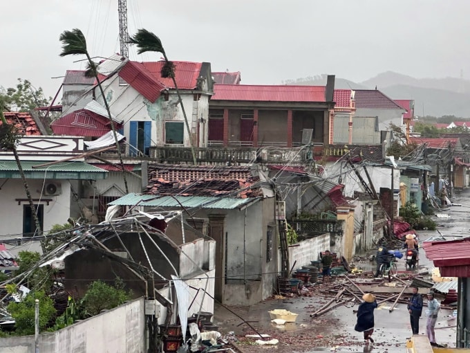 Bão Bualoi khiến hàng chục căn nhà ở xã Hoằng Giang, Thanh Hoá bị tốc mái, đổ sập. Ảnh: Việt Hoàng