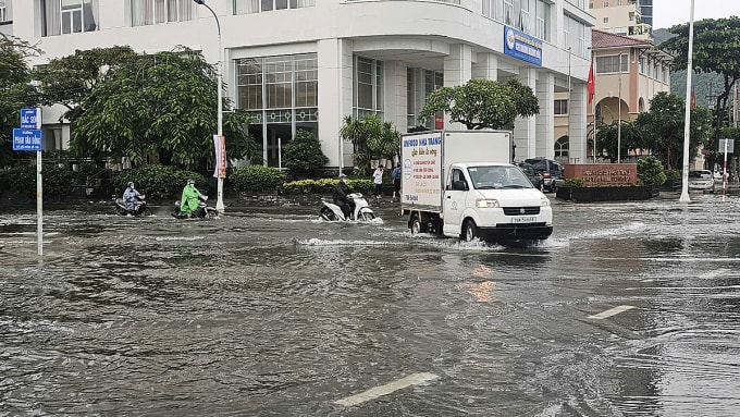 Đến 9h15, lượng mưa giảm, nước rút dần tại đường ven biển trung tâm Nha Trang - Phạm Văn Đồng. Ảnh: Bùi Toàn