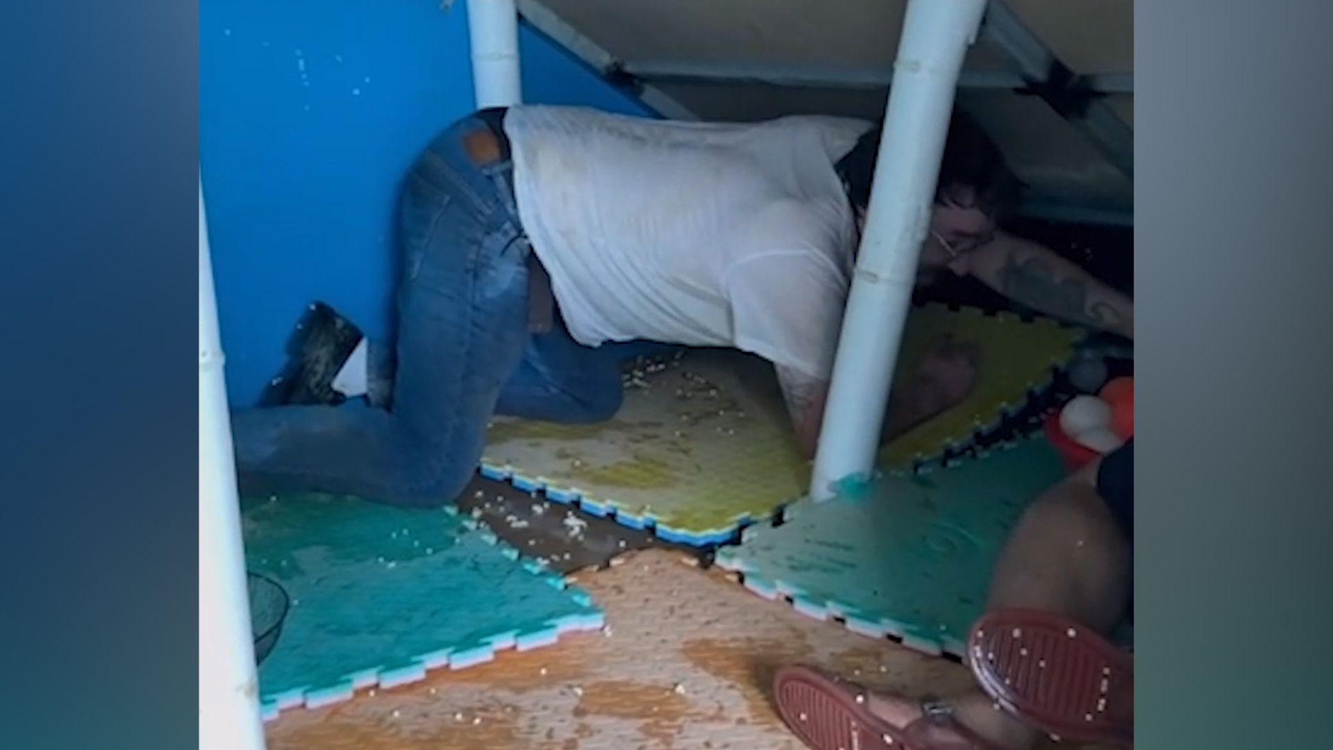 Khách Tây dọn dẹp sau lũ ở Thái Nguyên