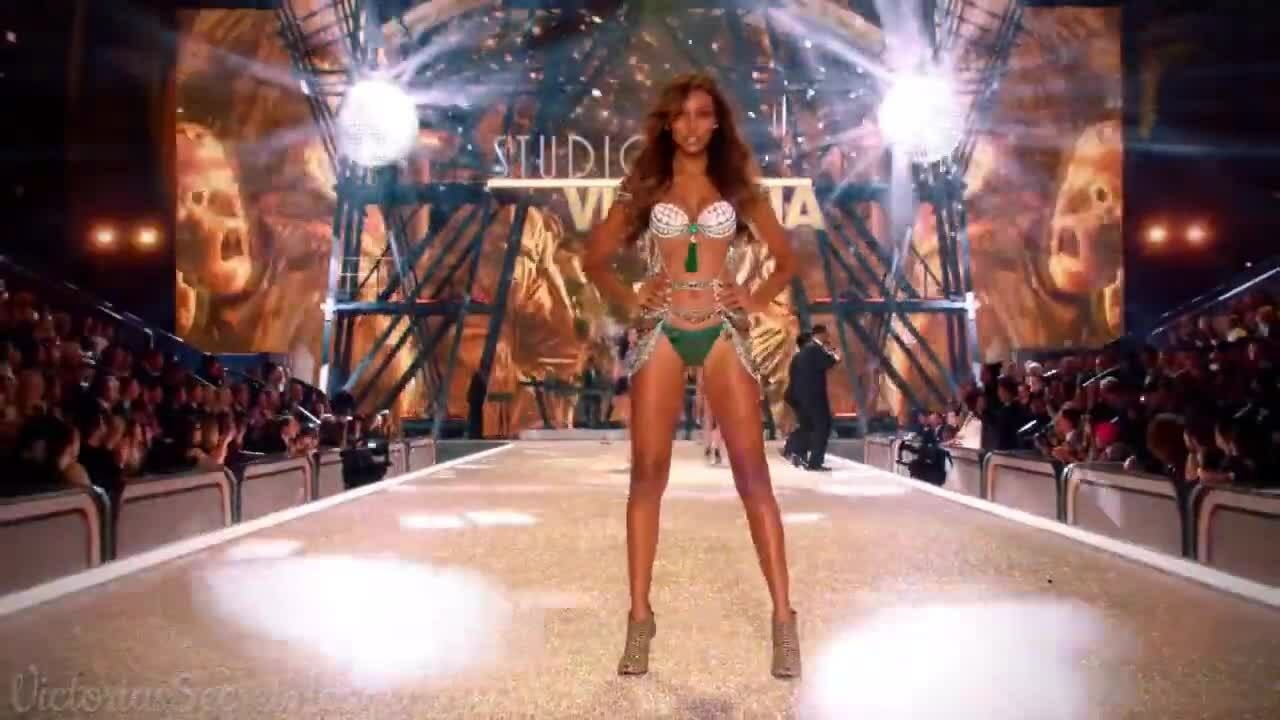 Jasmine Tookes trình diễn cho Victoria's Secret
