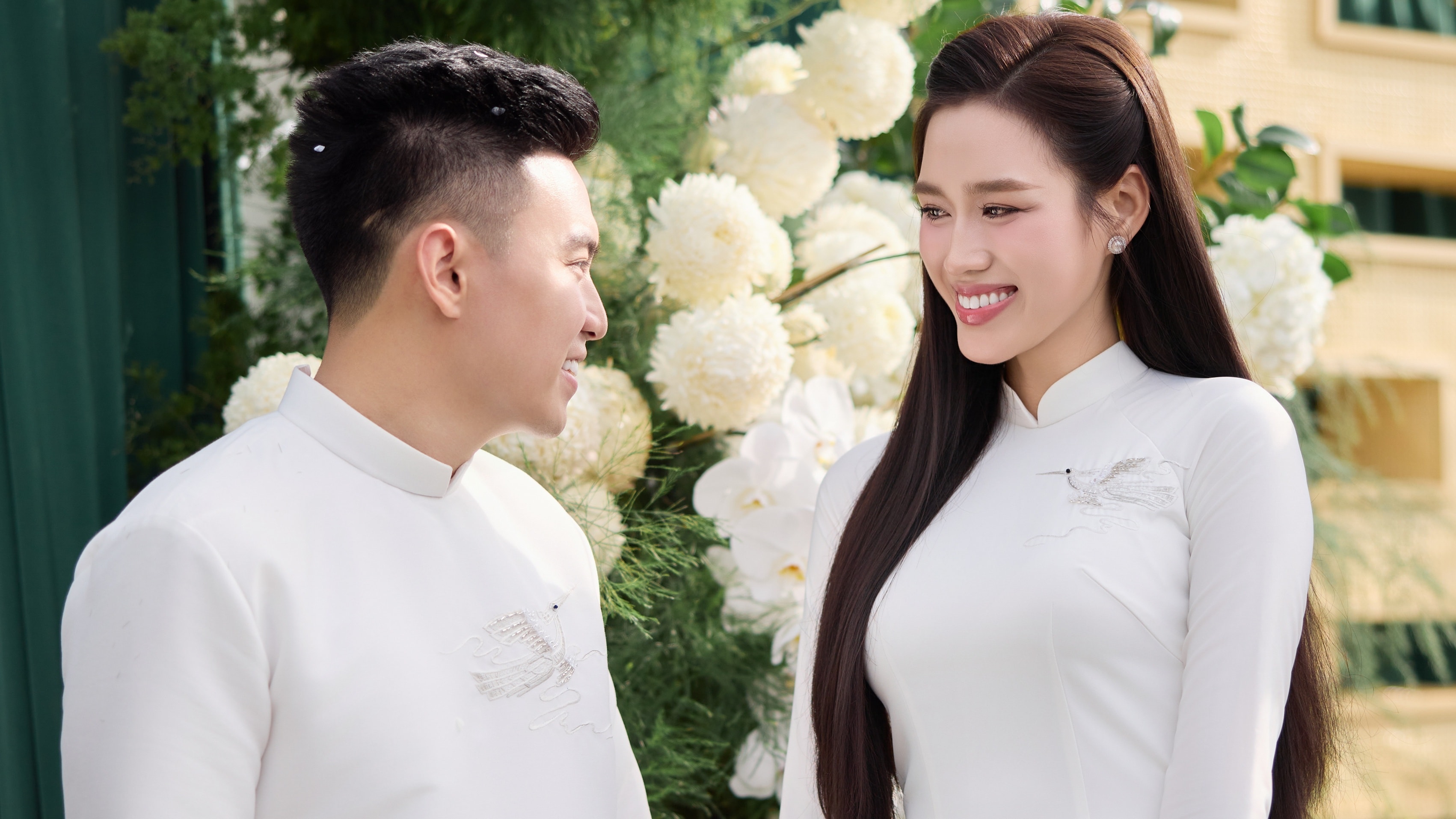 Đỗ Hà sánh đôi chồng trong lễ ăn hỏi