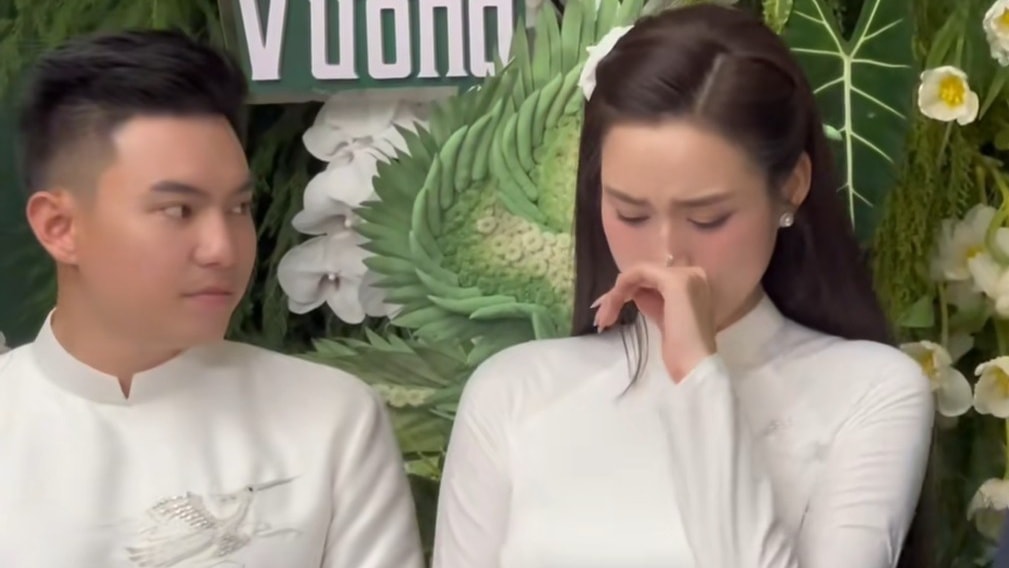 Hoa hậu Đỗ Thị Hà khóc ở lễ ăn hỏi