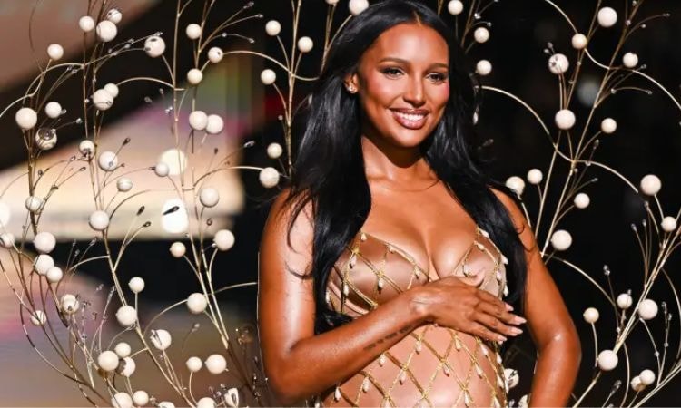 'Mẹ bầu' Jasmine Tookes mở màn show Victoria's Secret