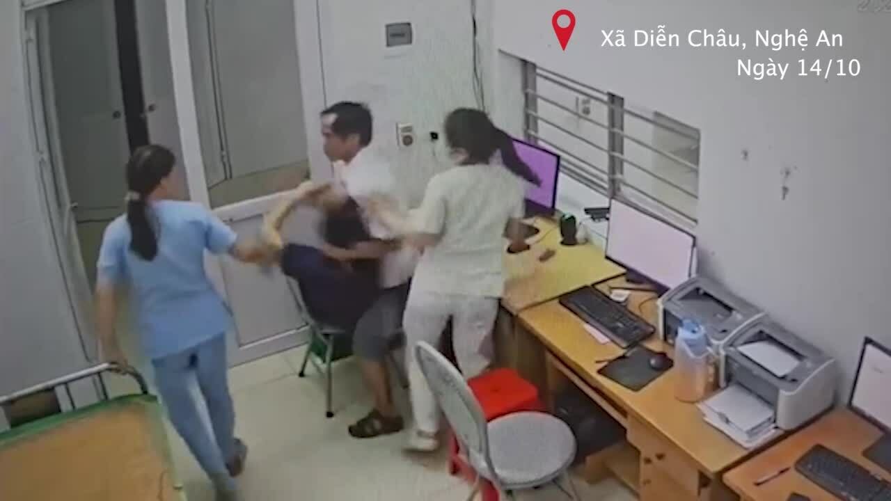 Người đàn ông khống chế nữ bác sĩ, dọa 'chọc bút vào mắt'