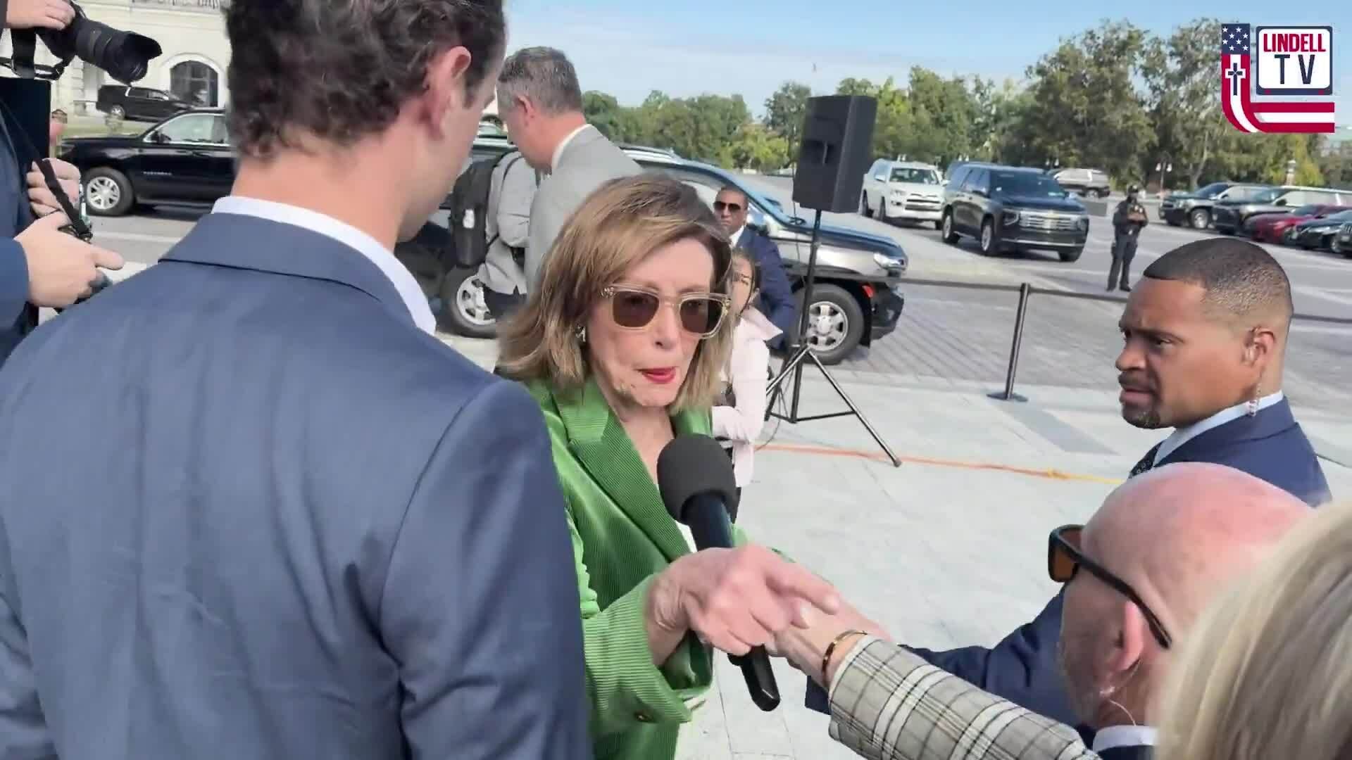 Bà Pelosi yêu cầu phóng viên Mỹ 'im miệng'
