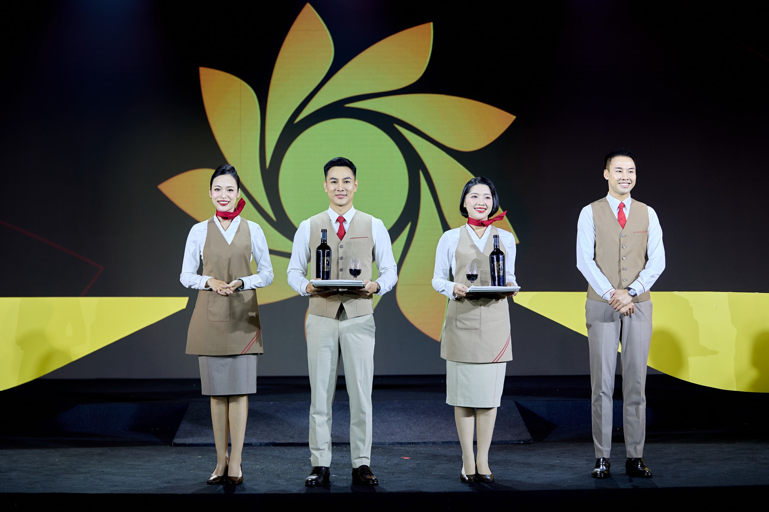 "Soi" đồng phục tiếp viên, phi công Sun PhuQuoc Airways - Ảnh 6.