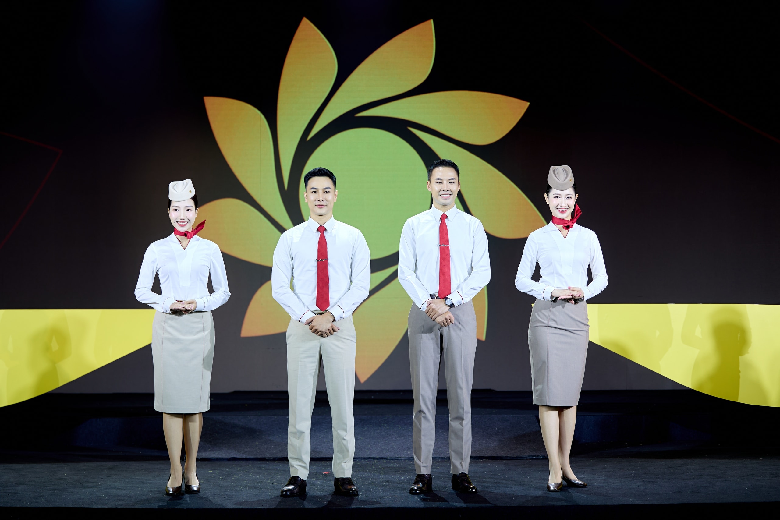 "Soi" đồng phục tiếp viên, phi công Sun PhuQuoc Airways - Ảnh 7.