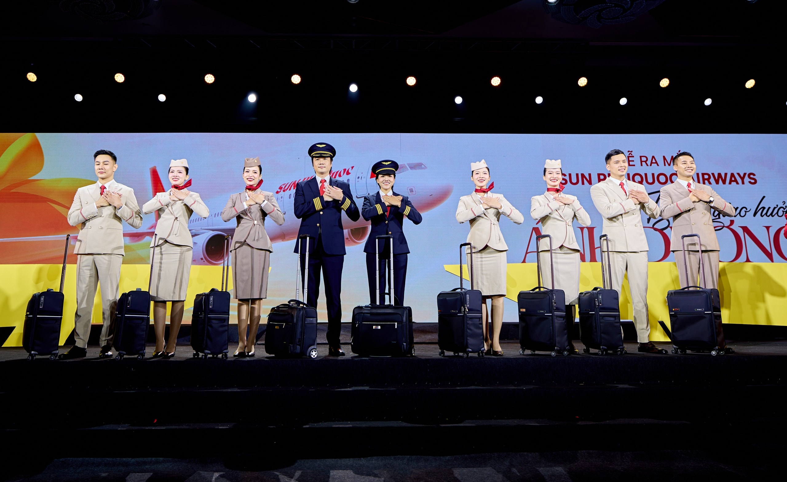 "Soi" đồng phục tiếp viên, phi công Sun PhuQuoc Airways - Ảnh 1.