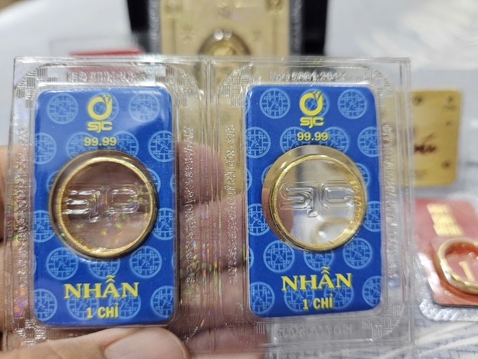 Giá vàng nhẫn trơn tăng đột biến , vượt giá vàng miếng SJC - Ảnh 2. Giá vàng nhẫn trơn tăng đột biến , vượt giá vàng miếng SJC - Ảnh 2.