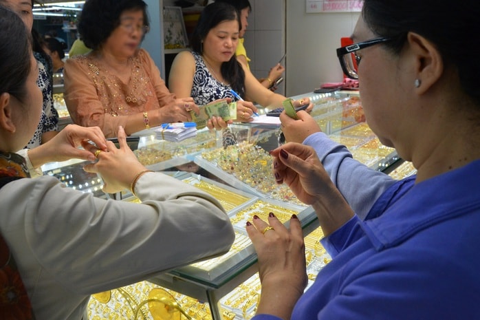 Giá vàng hôm nay, 16-10: Lại tăng lên đỉnh cao mới - Ảnh 1. Giá vàng hôm nay, 16-10: Lại tăng lên đỉnh cao mới - Ảnh 1.