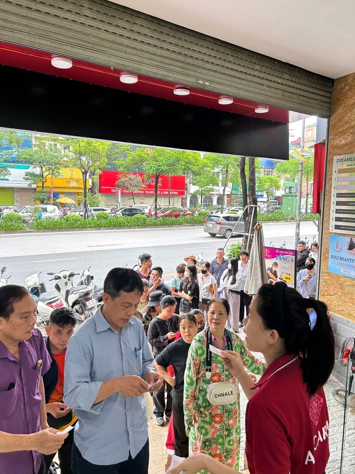 Bạc tăng lên đỉnh mọi thời đại, người Hà Nội xếp hàng mua từ sáng sớm - Ảnh 6.
