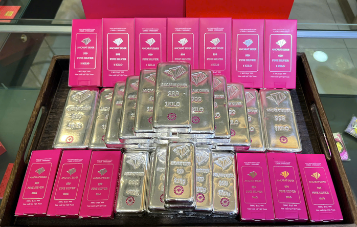 Bạc tăng lên đỉnh mọi thời đại, người Hà Nội xếp hàng mua từ sáng sớm - Ảnh 2.