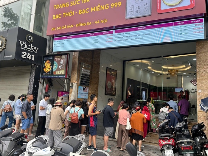 Bạc tăng lên đỉnh mọi thời đại, người Hà Nội xếp hàng mua từ sáng sớm - Ảnh 1.