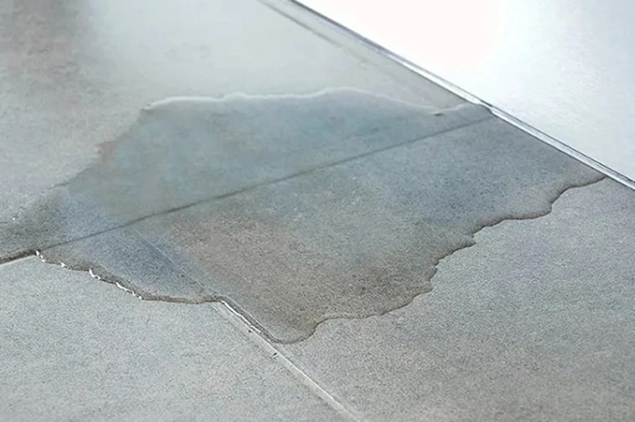 Ống dẫn nước bị rò rỉ là một trong những nguyên nhân khiến nền nhà bị rỉ nước. (Ảnh: Yên Phát)