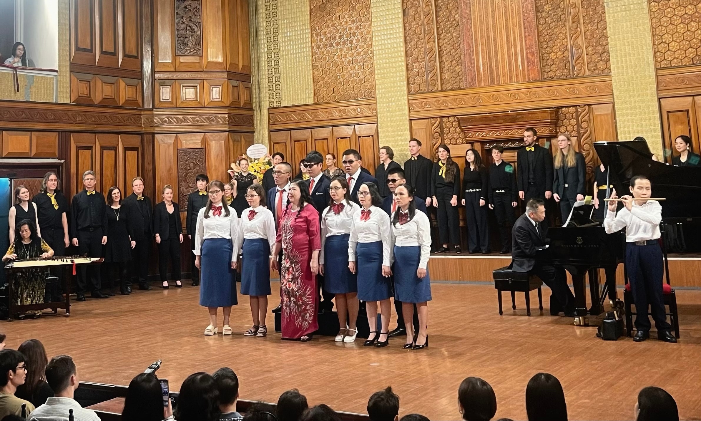 Chương trình hợp xướng Qua cầu gió bay do dàn hợp xướng Lichtenberg (Berlin, Đức) phối hợp cùng dàn hợp ca Hy vọng diễn ra vào tối 17/10 tại Học viện Âm nhạc Quốc gia Việt Nam.
