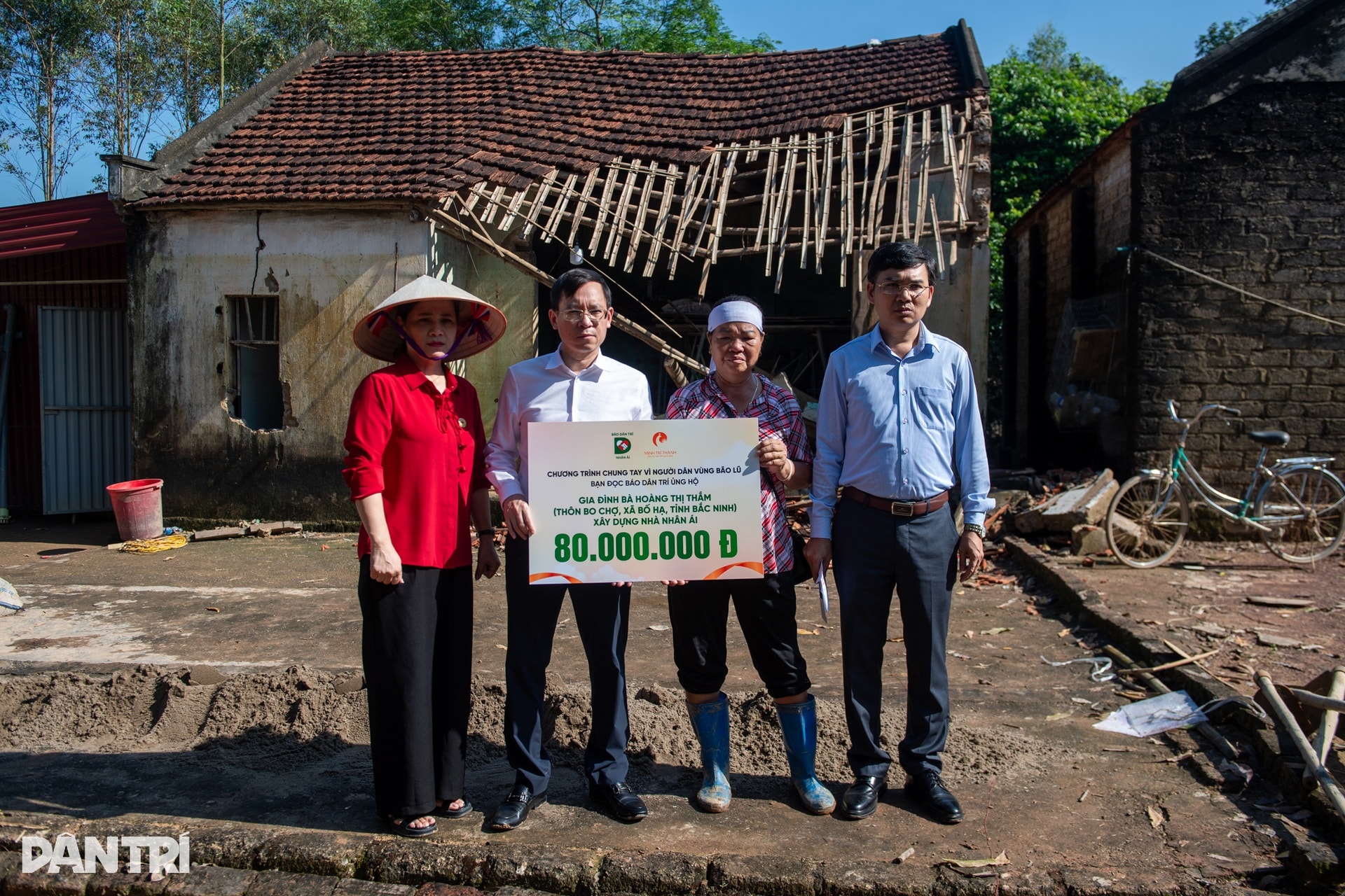Báo Dân trí trao 200 triệu đồng hỗ trợ người dân vùng lũ tỉnh Bắc Ninh - 5 Báo Dân trí trao 200 triệu đồng hỗ trợ người dân vùng lũ tỉnh Bắc Ninh - 5