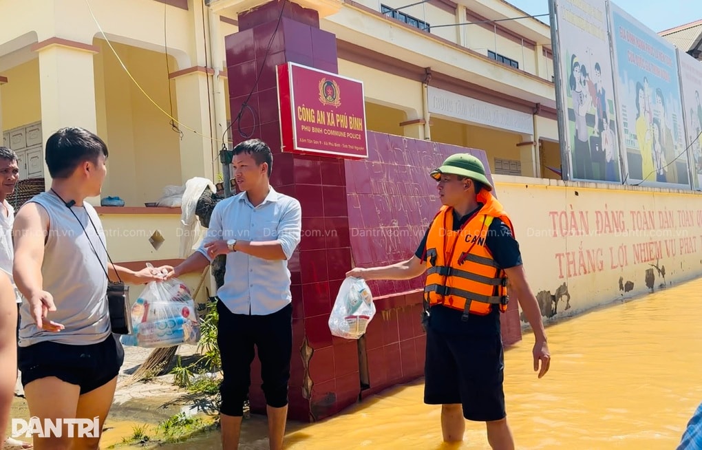 Chiến sĩ An ninh cơ sở đi chống lũ, nhà bị “tàu ma” đâm sập - 5 Chiến sĩ An ninh cơ sở đi chống lũ, nhà bị “tàu ma” đâm sập - 5