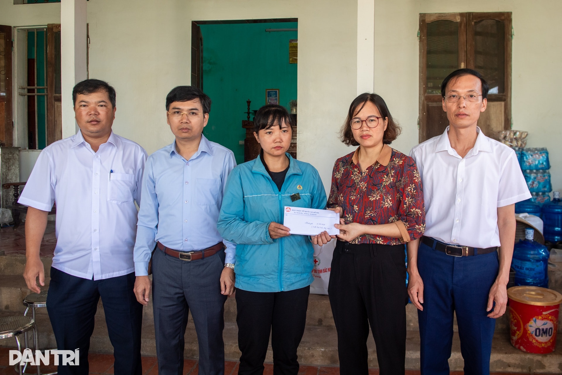 Báo Dân trí trao 200 triệu đồng hỗ trợ người dân vùng lũ tỉnh Bắc Ninh - 13 Báo Dân trí trao 200 triệu đồng hỗ trợ người dân vùng lũ tỉnh Bắc Ninh - 13