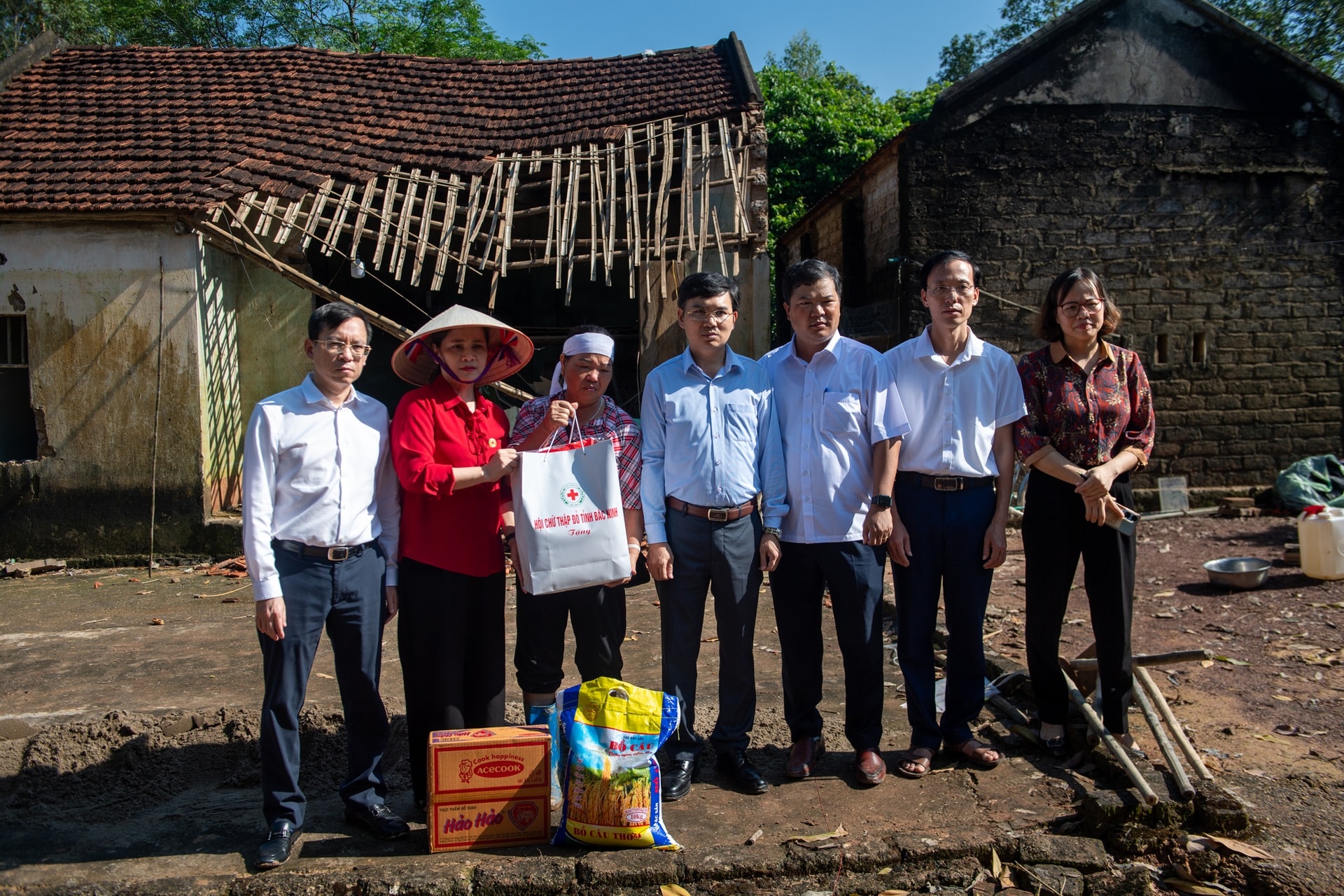 Báo Dân trí trao 200 triệu đồng hỗ trợ người dân vùng lũ tỉnh Bắc Ninh - 11 Báo Dân trí trao 200 triệu đồng hỗ trợ người dân vùng lũ tỉnh Bắc Ninh - 11