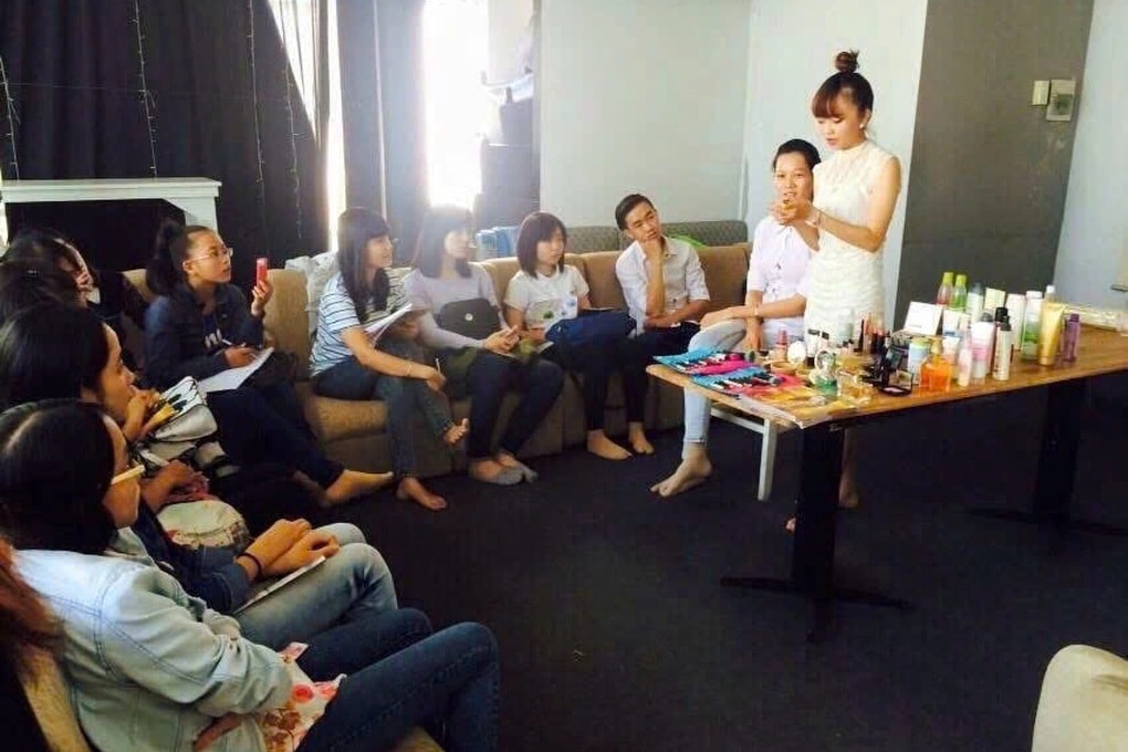 Thợ trang điểm cay đắng bị trừ tiền công vì... đồng ý ngồi vào bàn tiệc - 3 Thợ trang điểm cay đắng bị trừ tiền công vì... đồng ý ngồi vào bàn tiệc - 3