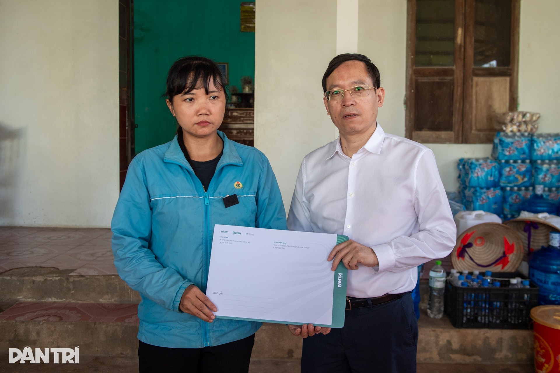 Báo Dân trí trao 200 triệu đồng hỗ trợ người dân vùng lũ tỉnh Bắc Ninh - 9 Báo Dân trí trao 200 triệu đồng hỗ trợ người dân vùng lũ tỉnh Bắc Ninh - 9