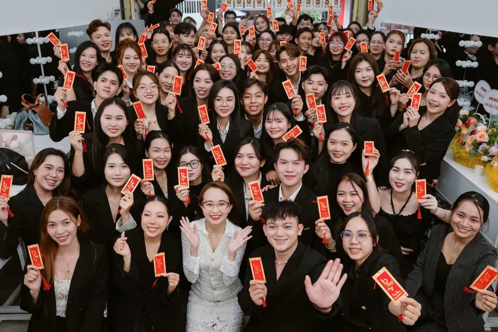 Thợ trang điểm cay đắng bị trừ tiền công vì... đồng ý ngồi vào bàn tiệc - 2 Thợ trang điểm cay đắng bị trừ tiền công vì... đồng ý ngồi vào bàn tiệc - 2