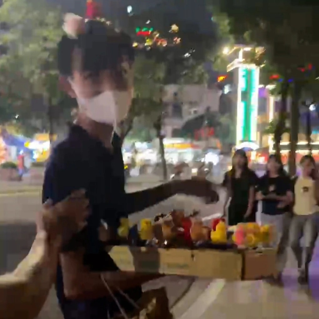 Xác minh vụ người bán hàng rong ở Hà Nội có hành vi quấy rối du khách nữ - 1 Xác minh vụ người bán hàng rong ở Hà Nội có hành vi quấy rối du khách nữ - 1