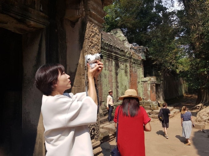 Du khách Hàn tham quan Angkor Wat. Ảnh: khmertimeskh