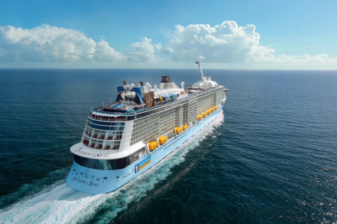 Du thuyền Anthem of the Seas cập cảng Cái Mép ngày 7/1. Ảnh: Quỳnh Trần
